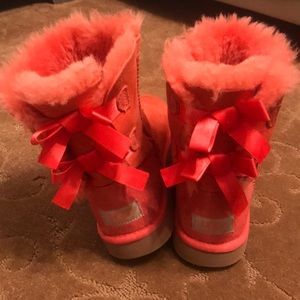 I’m selling some pink uggs Boots